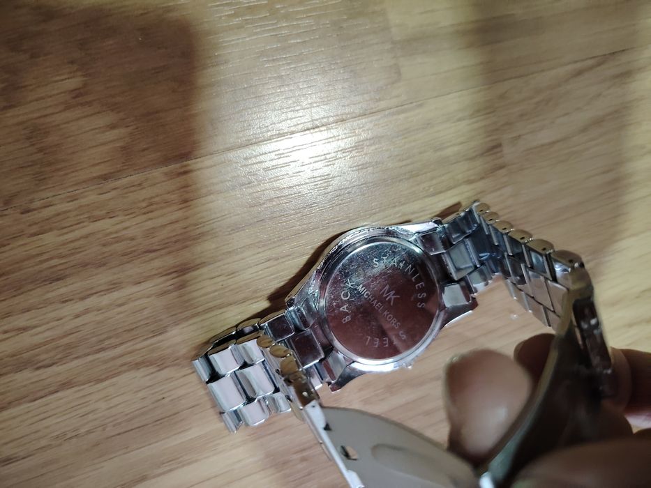 Relógio analógico da Michael Kors prateado como novo.