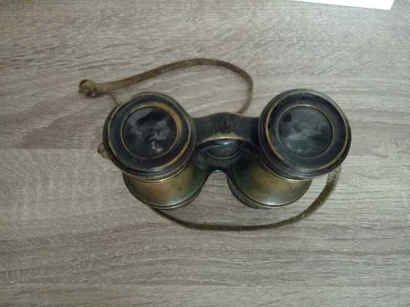 Старый бинокль. винтажный.