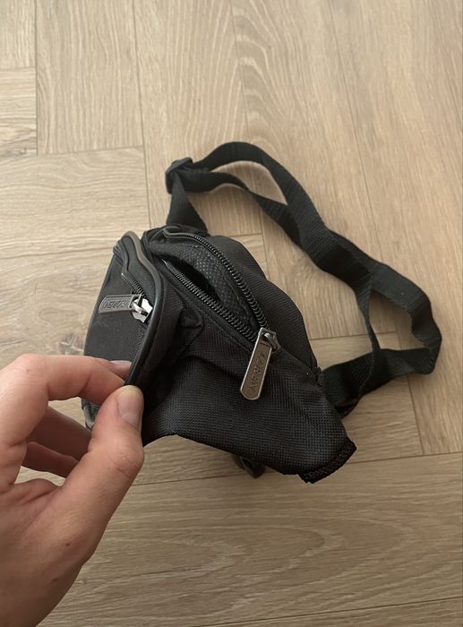 Mała czarna saszetka nerka klasyczna unisex