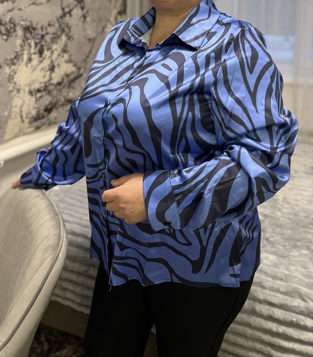 Жіноча сорочка на ґудзиках з модним принтом