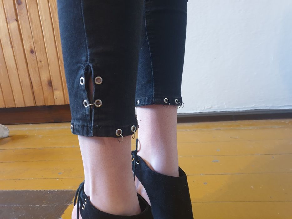 Czarne spodnie jeansowe, styl rockowy, rock'n'roll