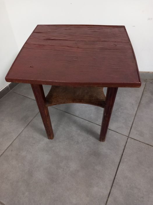 Sprzedam stary drewniany stoliczek wysokość 50 cm.