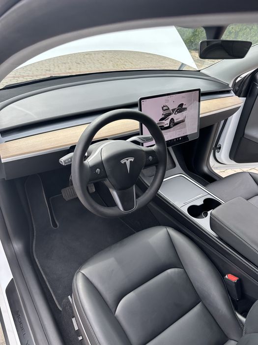 Tesla model Y 2024
