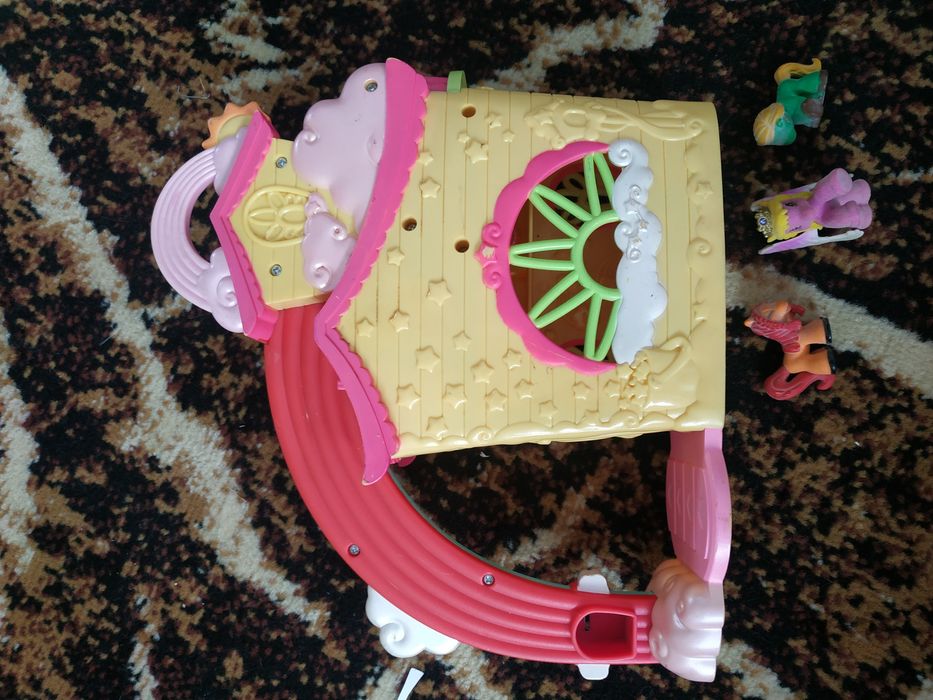 Tęczowy domek My little pony.