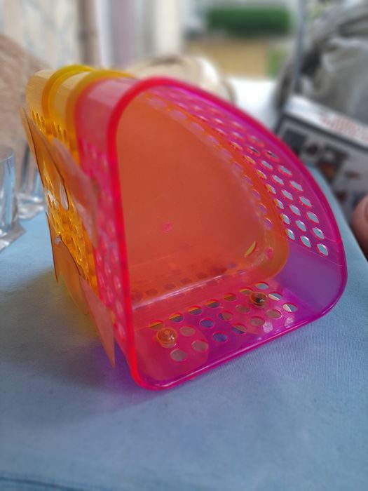 Полки пластмасові для ванної кімнати на липучках.