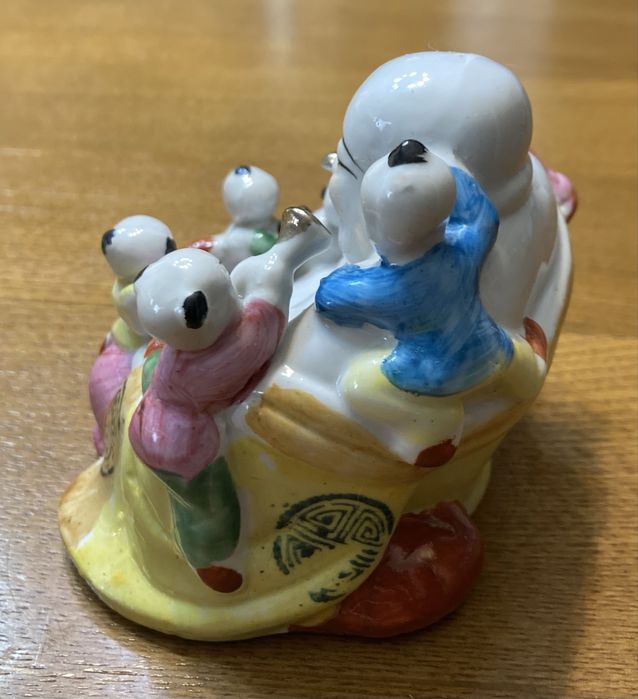 Buda da fertilidade em porcelana