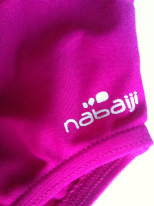 (2 por 1) Fato banho Nabaji e touca, chinelos