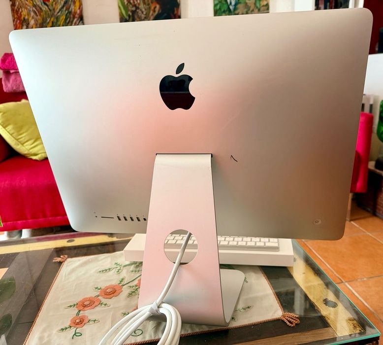 iMac Intel i5 (Mid-2015) + Apple Magic Keyboard497892263870474241