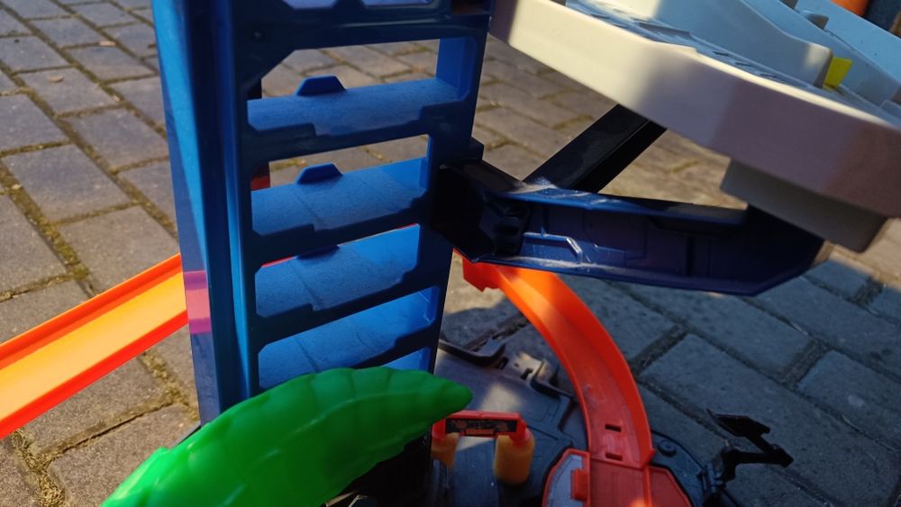 Hot Wheels City mega garaż atak dinozaura T-Rex