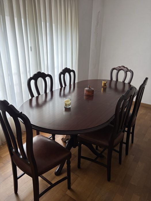 Mesa de jantar extensível em madeira + 6 cadeiras – conjunto clássico elegante