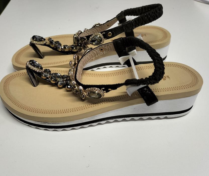 Sandália com brilhantes
