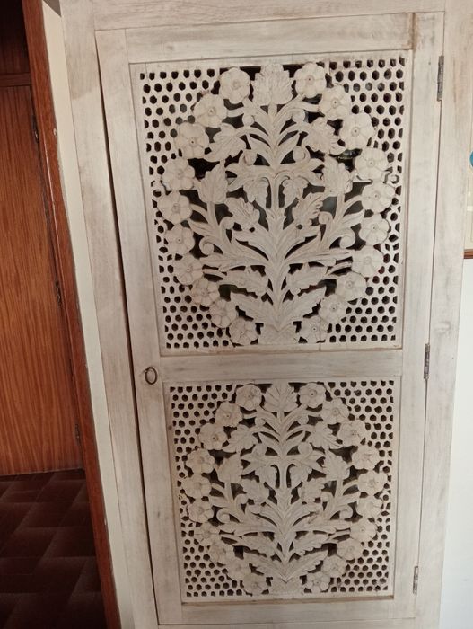 Armário com portas  com floral esculpido em madeira de nogueira