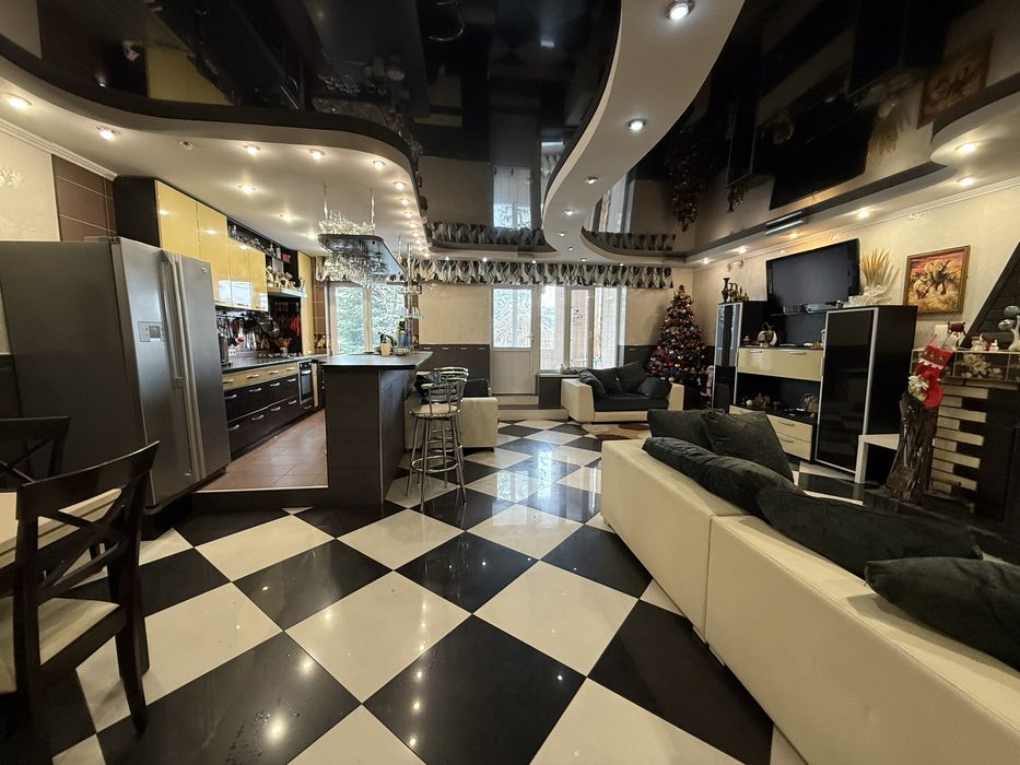 Укомплектований будинок з бомбосховищем