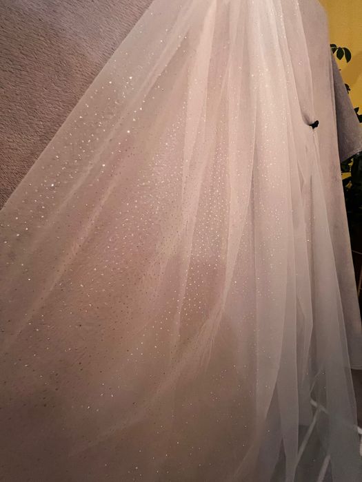 Błyszczący welon ślubny