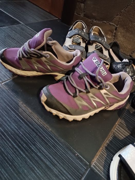 Взуття жіноче 37 розмір кросівки коралки сандалі чоботи хайтопи балетк