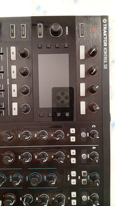 Controlador DJ TRAKTOR KONTROL S8 Native Instruments