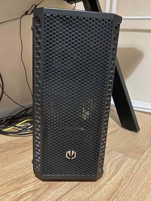 Zestaw gamingowy komputer monitor biurko krzeslo klawiatura