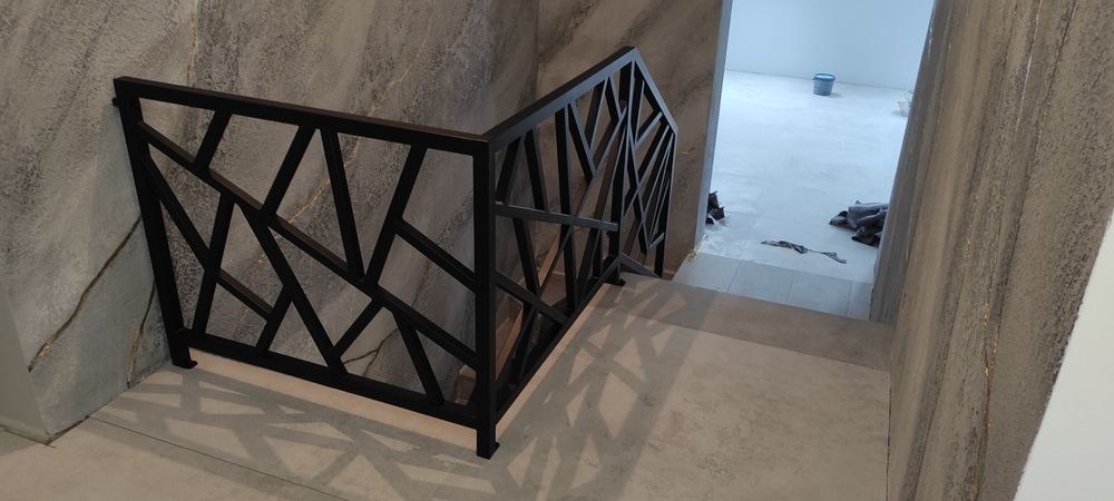 Balustrady wewnętrzne oraz zewnętrzne.