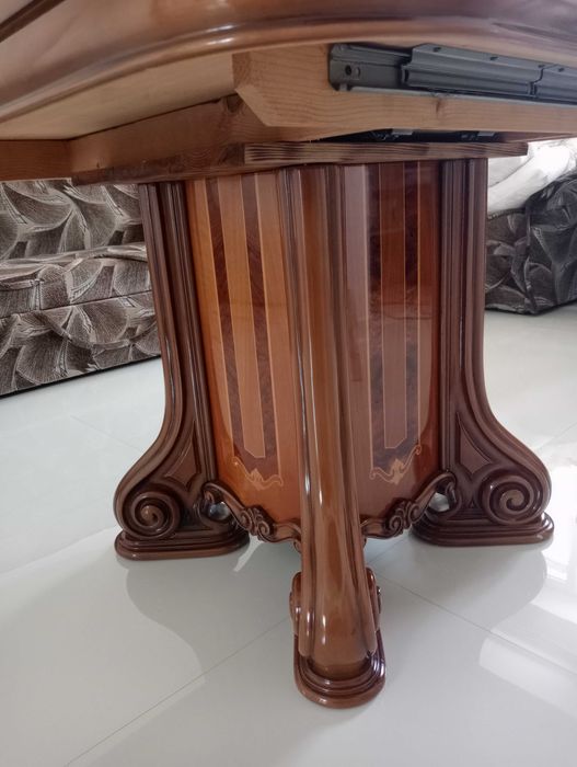 Стіл розкладний у вітальню.