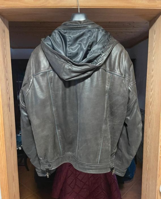 Casaco de homem em pele com capuz, de mota, impermeável.