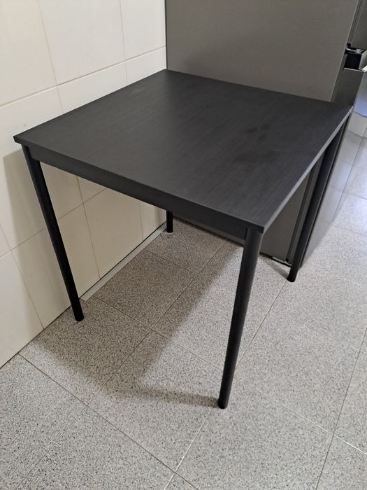 Mesa pequena com 2 cadeiras