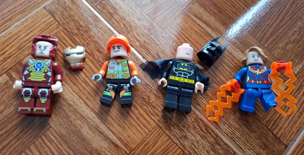 4 bonecos Lego diversos