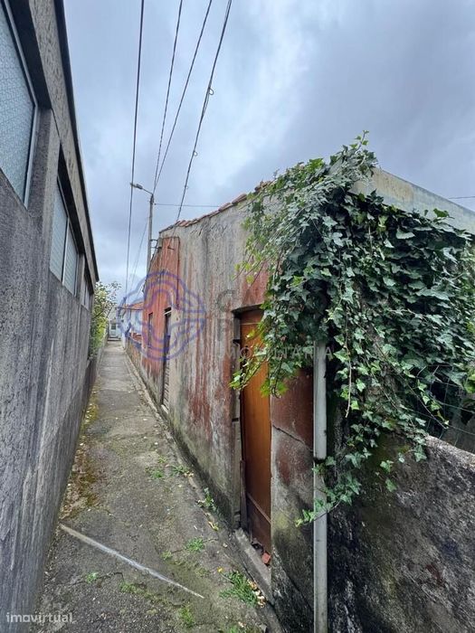 Moradia Térrea com Terreno, Anexos e Poço – Ideal para Reabilitação