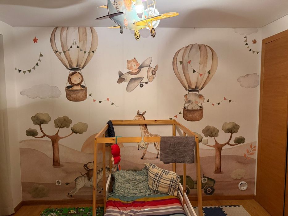 Aplicação de papel de parede, vinil e painéis decorativos