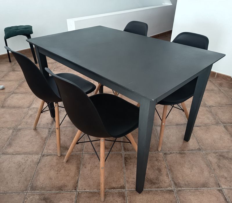 Mesa maciça e cadeiras