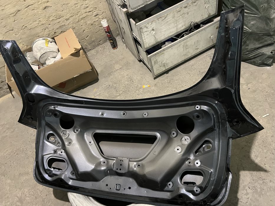 Кришка багажника Tesla Model 3