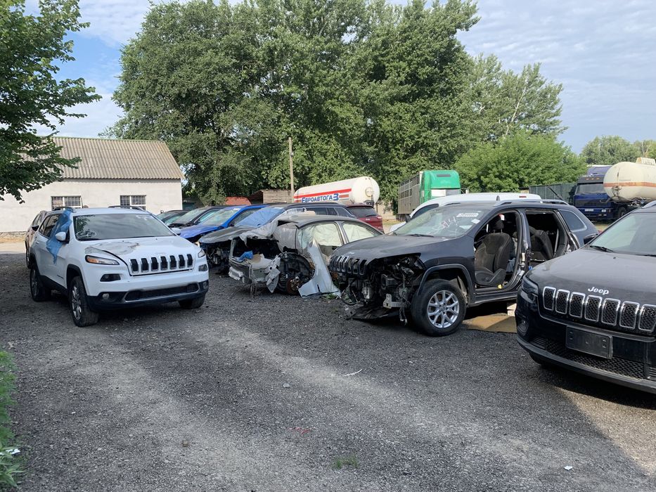 Jeep Cherokee  джип розборка  черокі на запчастини крило двигун дверка