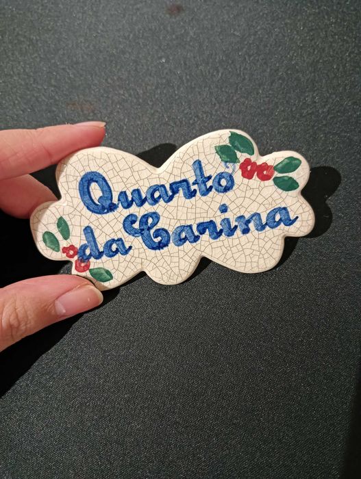 Placa cerâmica pintada à mão “Quarto da Carina” – decoração única