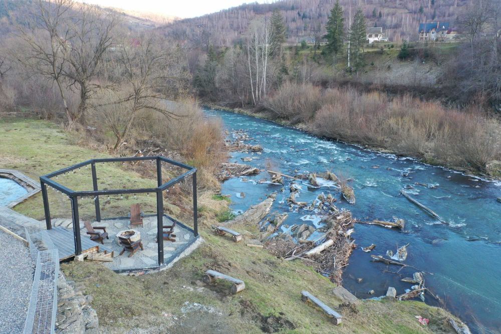 Котедж в Яремчі біля річки, на висоті)