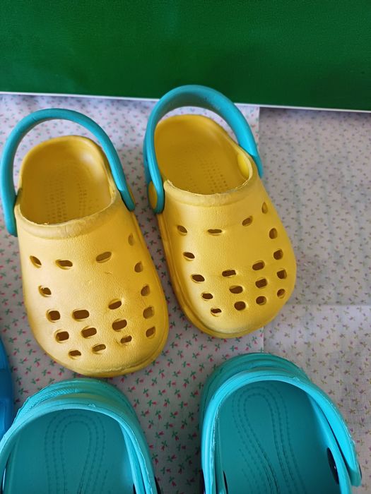 Sandálias também 21 em bom estado.