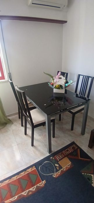 uma mesa de sala o cozinha de vidro