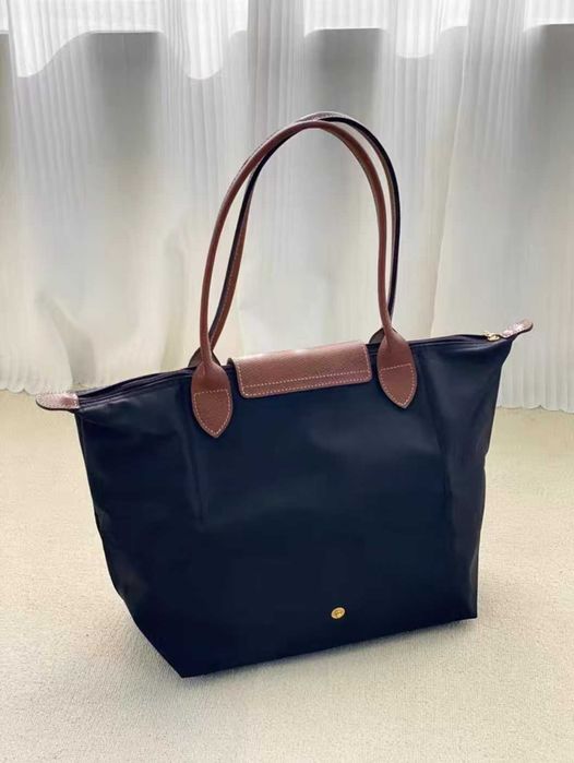 Duża torebka na ramię marki Longchamp w kolorze czarnym