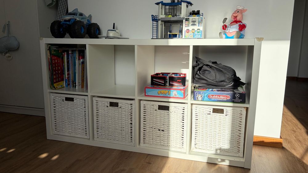 Estante Kallax do Ikea com 4 cestos do Ikea