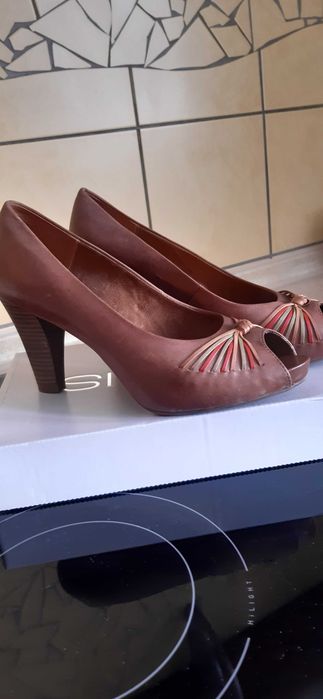 Czółenka skórzane na obcasie