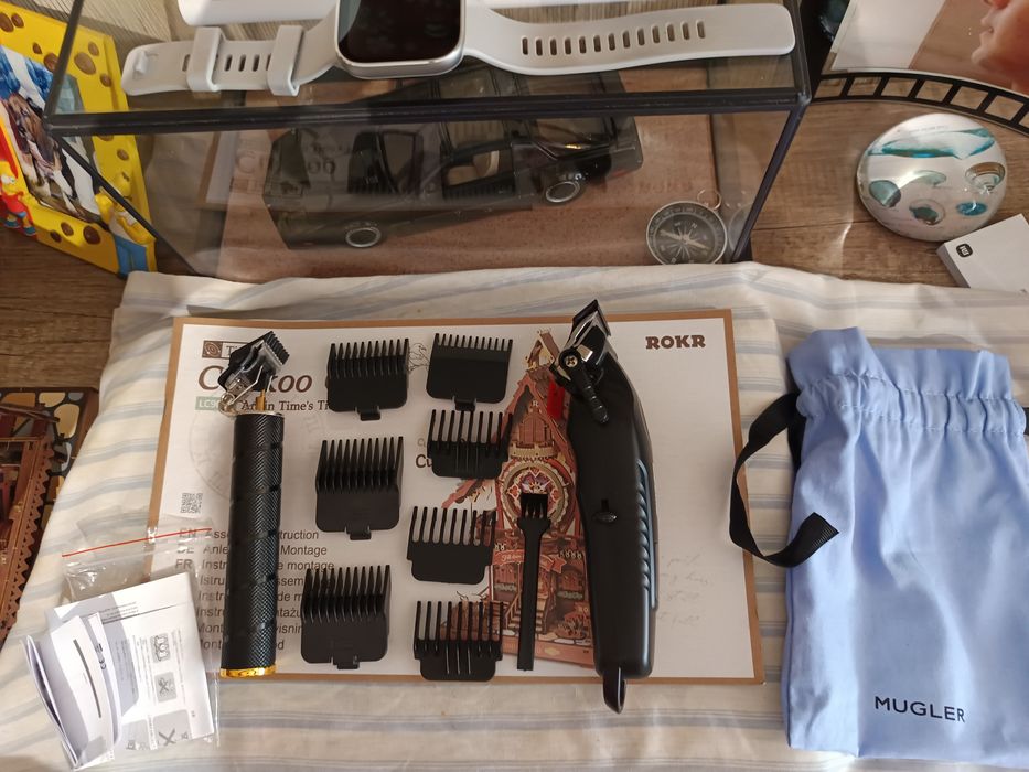 Vendo novas máquinas uma máquina preta dourada e outra preta barbeiros  profissionais bom estado