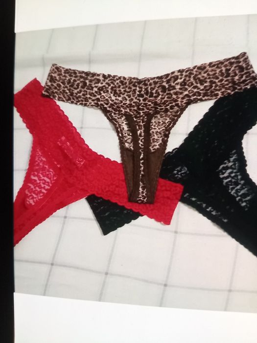 Várias modelos de cuecas