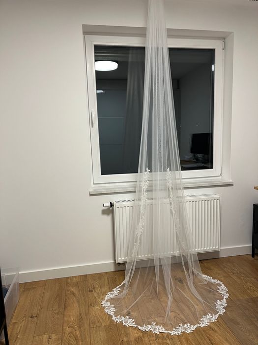 Długi welon ślubny