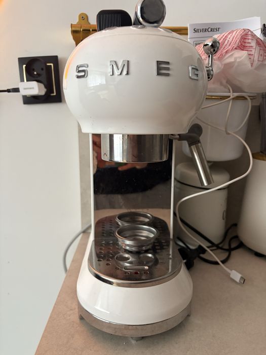 SMEG ekspres kolbowy bialy