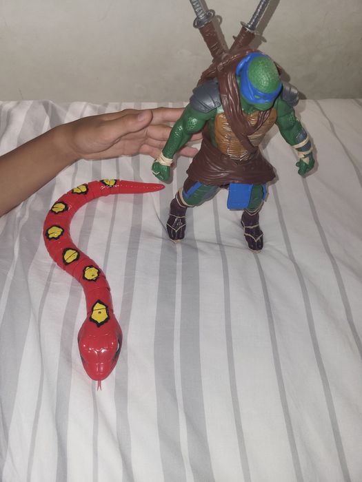 Animais de brinquedo, figura de ação Tartaruga ninja , cobra mecânica que se move.