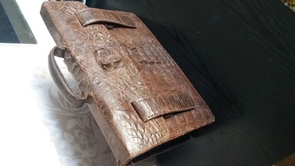 Портфель из кожи крокодила