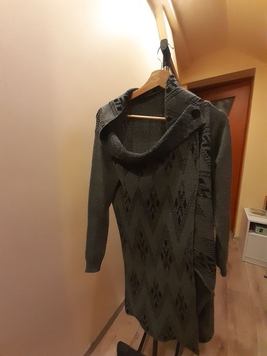 Sweter dlugi kardigran 10 zł.
