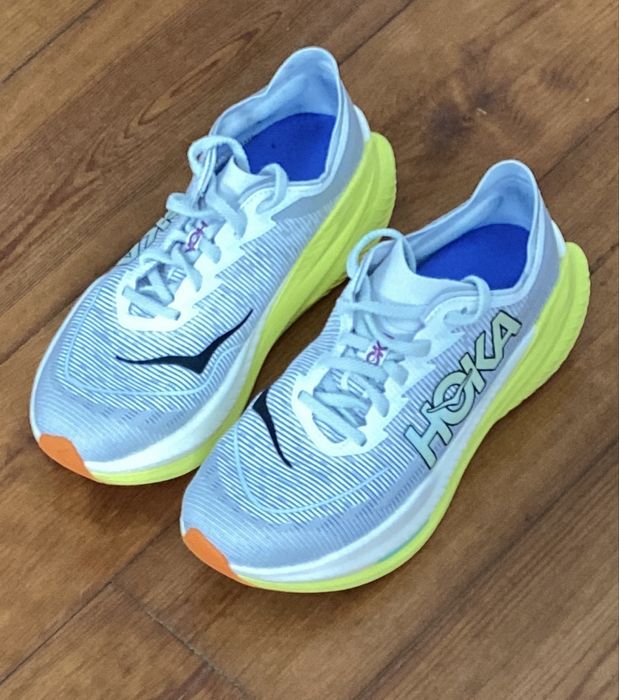 Hoka Mach X2 com Placa