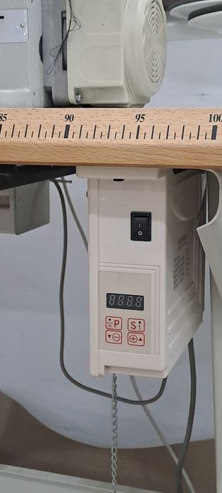 Overlock przemysłowy KRAFT KF858D-01CBX356 4/5-nitkowy + stół i silnik Servo