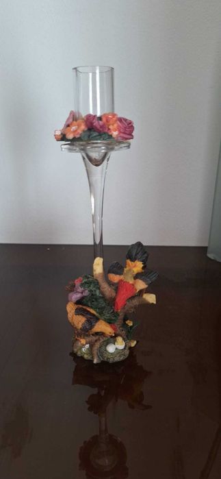 Castiçal Decorativo com Figuras – Vidro Transparente e Base Trabalhada