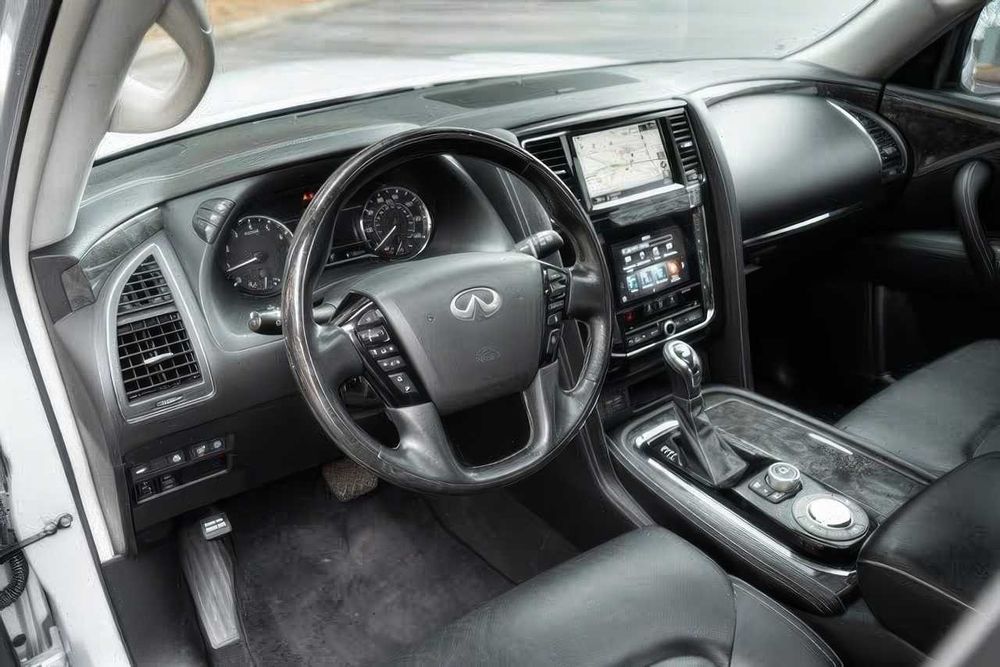 Infiniti QX80      2021