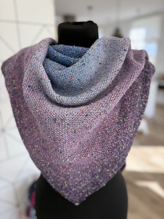 Chusta ombre na szydełku z pastelowymi nopkami - klasyk